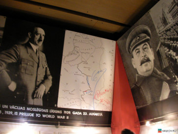 Прибалтика-2009. Рига. Музей оккупации Латвии. Гитлер vs Сталин Прибалтика-2009. Рига. Музей оккупации Латвии. Гитлер vs Сталин