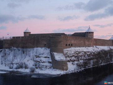 Прибалтика-2009. Иван-городский замок. Вид из Нарвского замка Прибалтика-2009. Иван-городский замок. Вид из Нарвского замка